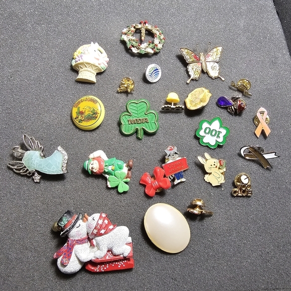 Lot Of 23 Pins And Brooches Different Styles Materials Colors And Shapes see pic - Picture 1 of 8
